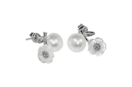 Srebrne kolczyki w kształcie kwiatów z perłami - zdjęcie główne