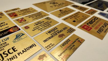 Tabliczka UV na trofea, puchary, statuetki - zdjęcie główne
