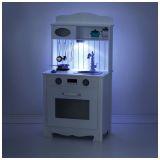 Biała drewniana kuchnia z fartuszkiem, akcesoriami i lampą LED